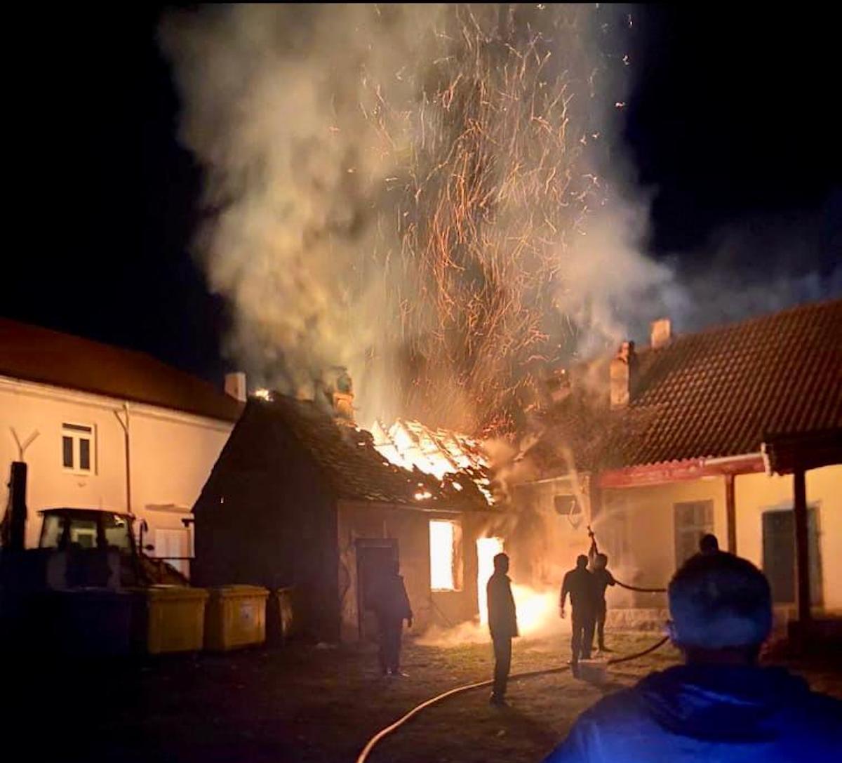 Incendiu la o clădire dezafectată, lipită de clădirea sediului poștei din Agnita