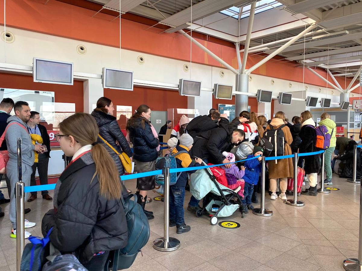 ACTUALIZARE Zeci de refugiați ucraineni, blocați pe Aeroportul Sibiu: ”copiii nu sunt lăsați să treacă, nu există un translator”