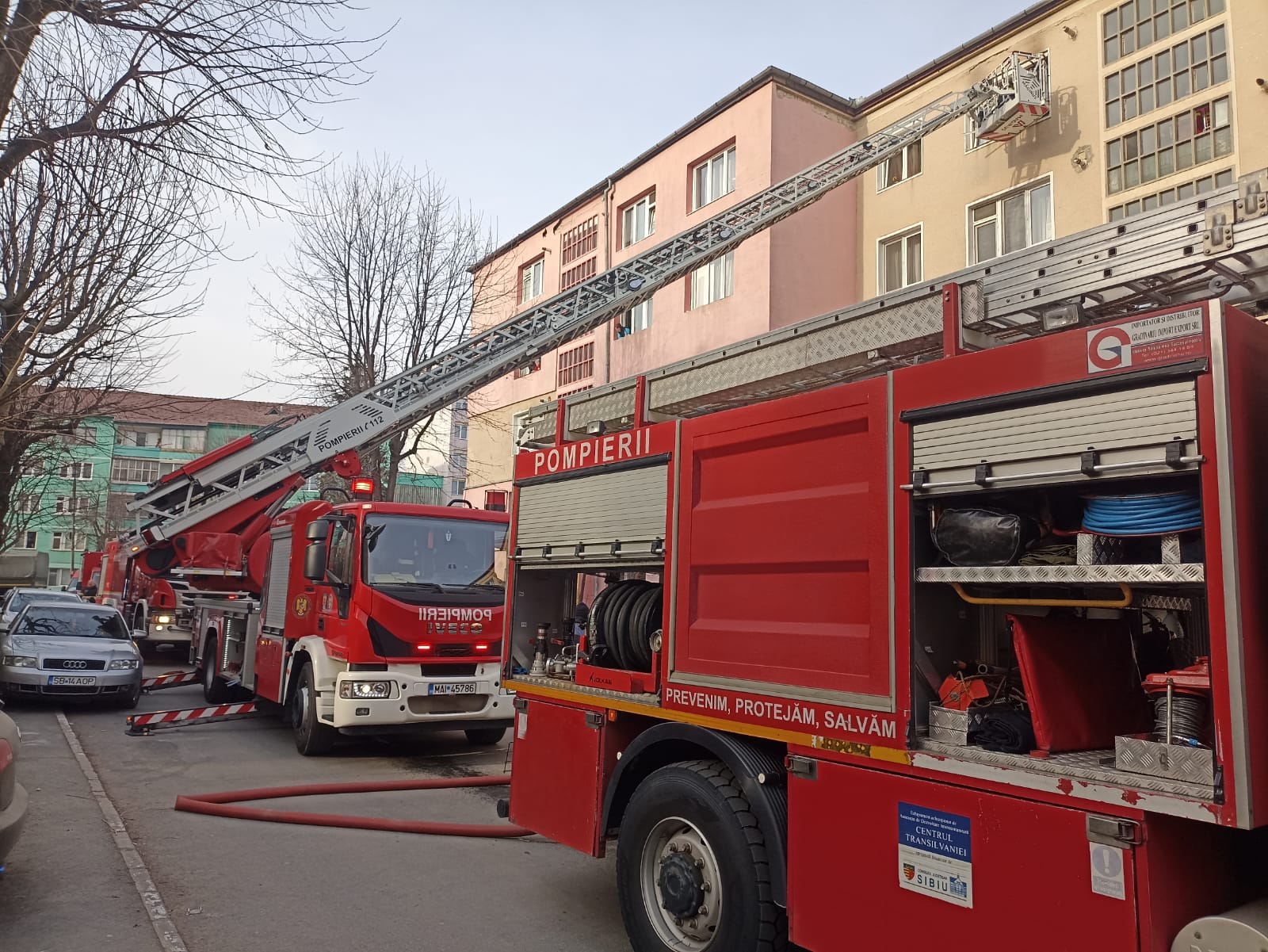 ACTUALIZARE - Incendiu la un bloc în Terezian. Focul a pornit de la o candelă lăsată în apartament