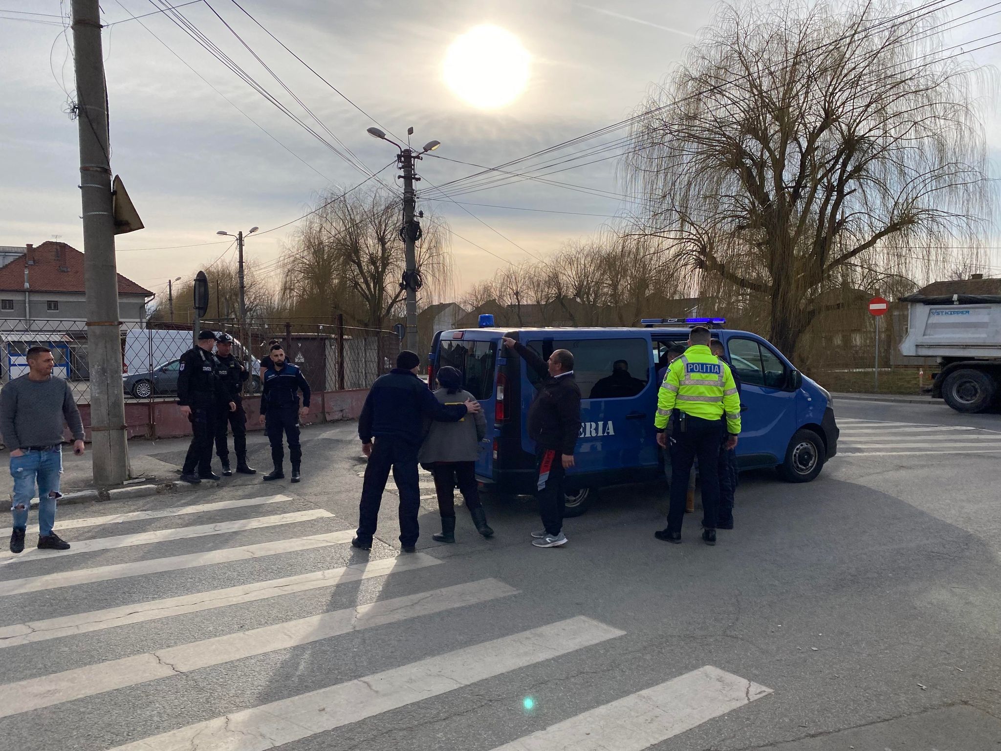 FOTO-Ce fac patru sibieni din Rusciori când se întâlnesc în Piața Cibin? Se iau la bătaie