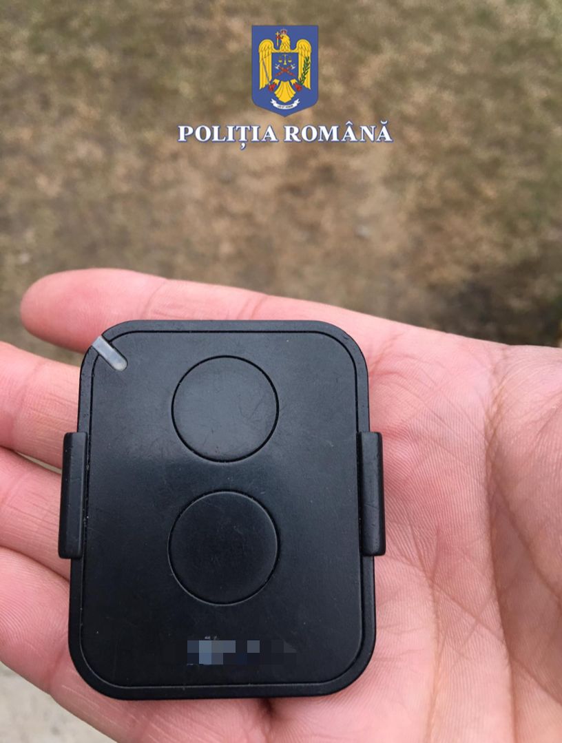 Un bărbat a furat 3.000 de euro și 12.000 de lei dintr-o mașină parcată, după ce a bruiat semnalul telecomenzii șoferului