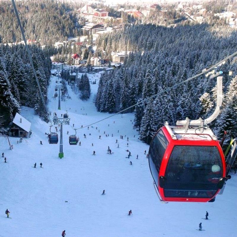 Ski-passurile pentru pârtiile din Poiana Braşov pot fi încărcate online începând de vineri