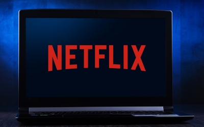 Netflix va percepe un cost suplimentar celor care îşi împart contul cu alte persoane, care locuiesc la altă adresă