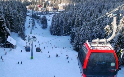 Ski-passurile pentru pârtiile din Poiana Braşov pot fi încărcate online începând de vineri