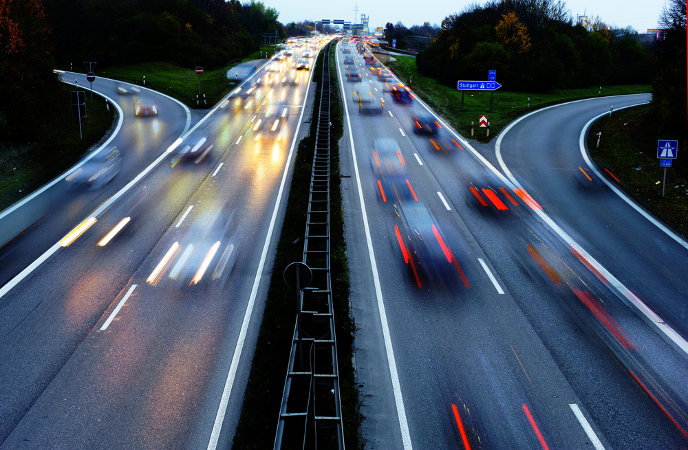 Agenţia Internaţională a Energiei propune reducerea vitezei pe autostrăzi şi telemunca, pentru scăderea consumului de petrol