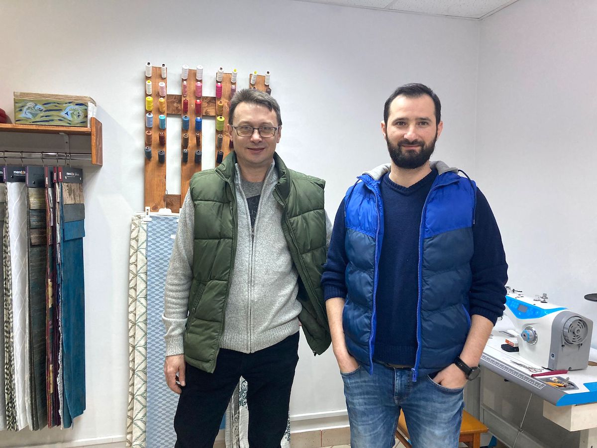 FOTO Doi prieteni și-au deschis croitorie în Sibiu, investiție de câteva mii de euro. „Ne-am săturat de munca în trei schimburi”