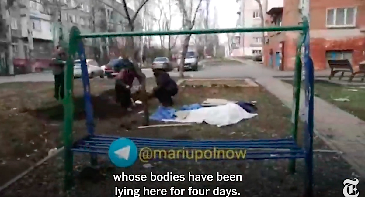 VIDEO Ucrainenii își înmormântează în fața blocurilor vecinii uciși de mai multe zile