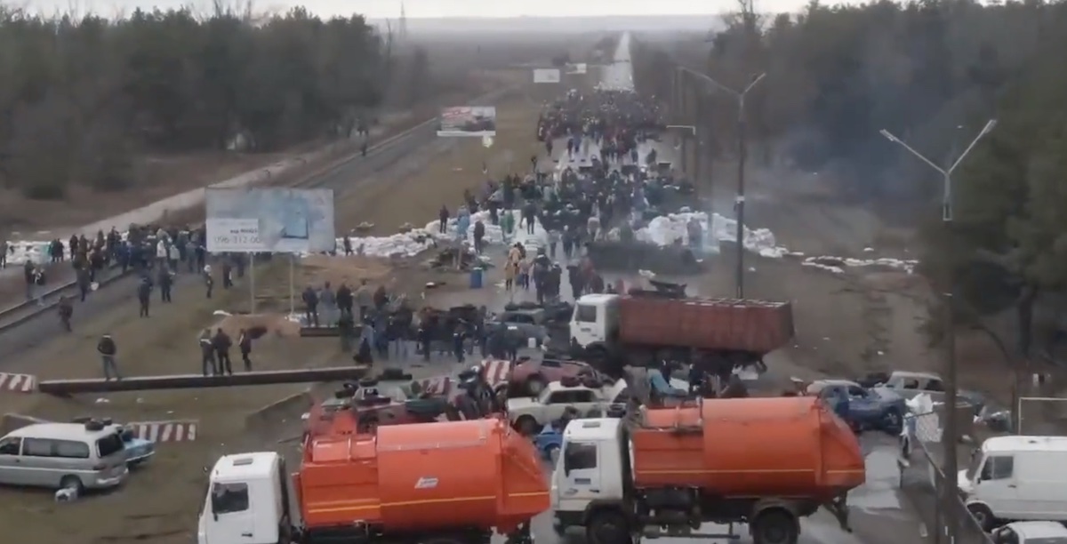 VIDEO Locuitorii din Enerhodar, un oraș satelit al Zaporojie, fac baricade în fața invaziei rusești. 60% din locuitori sunt de naționalitate rusă