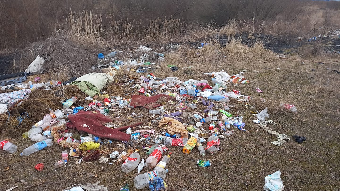 Exemplu pentru Poliția Locală Sibiu: Femeie prinsă și amendată cu 2.500 de lei, în câteva ore după ce a aruncat gunoiul pe câmp