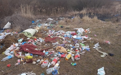 Exemplu pentru Poliția Locală Sibiu: Femeie prinsă și amendată cu 2.500 de lei, în câteva ore după ce a aruncat gunoiul pe câmp