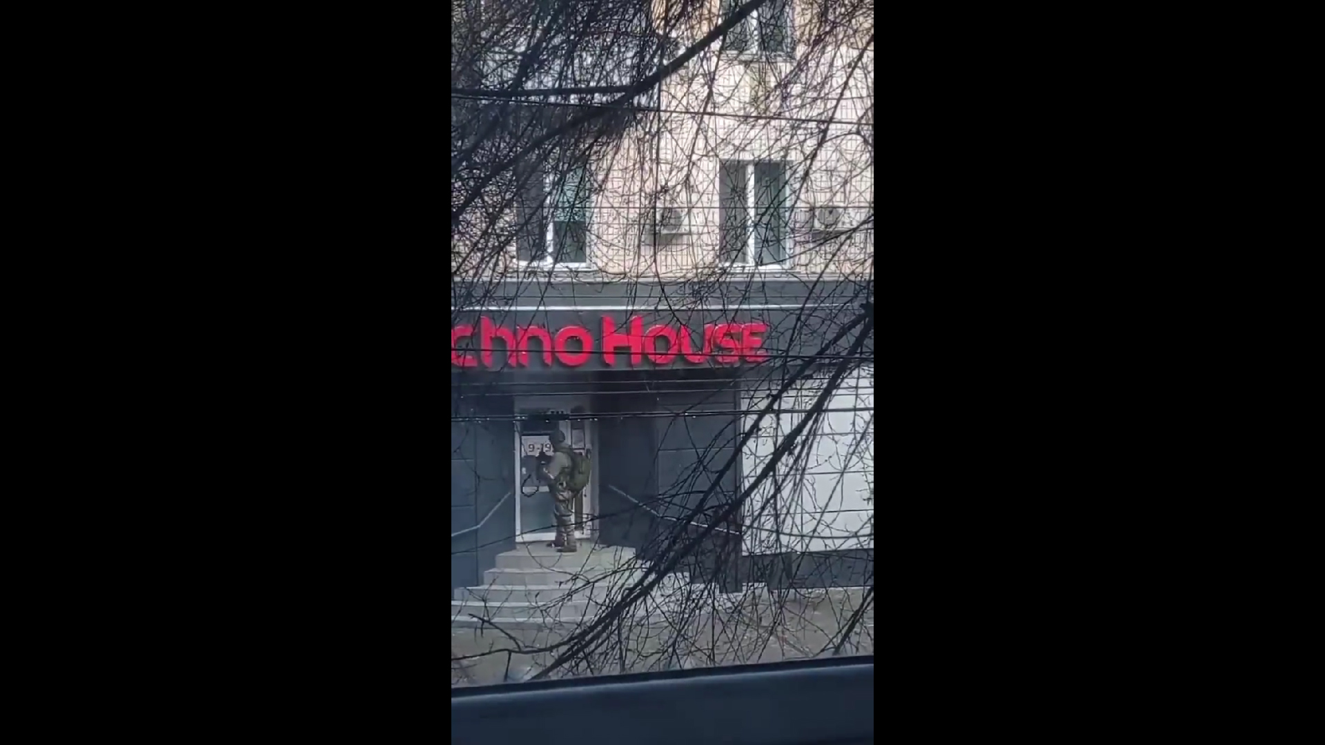 Video viral printre ucraineni cu un soldat rus care nu reușește să spargă o ușă