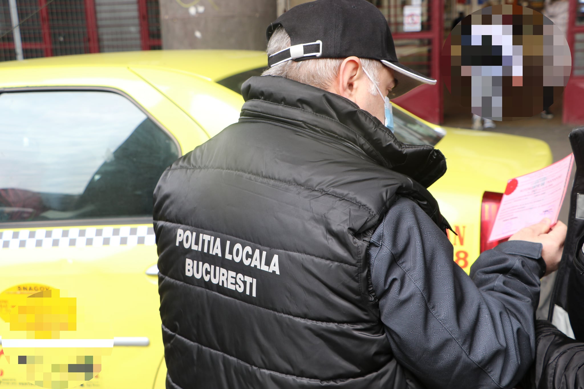 Amendă de 10.000 de lei pentru un taximetrist din București care a încercat să negocieze tariful cu trei refugiaţi