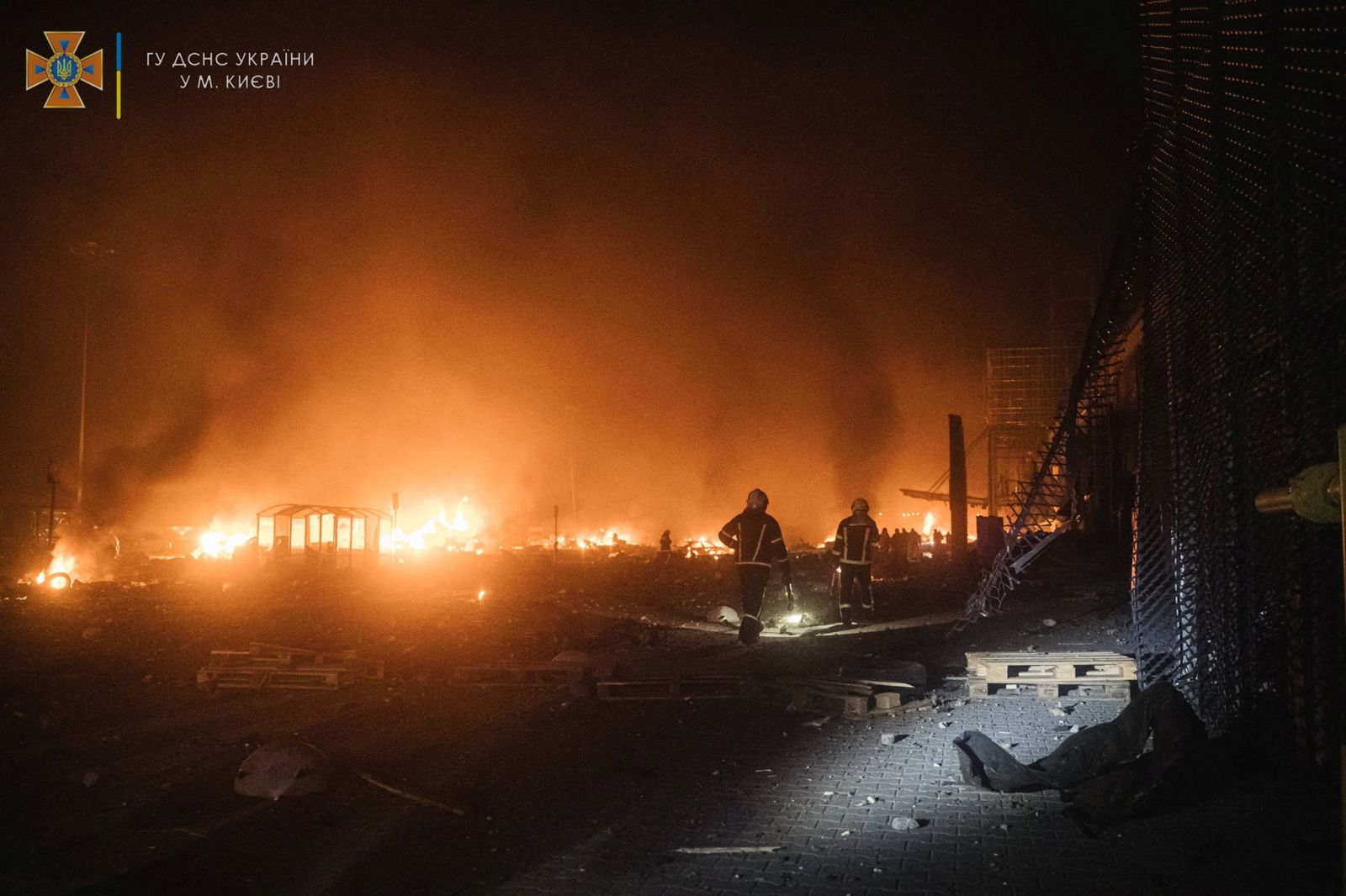 VIDEO Cel puţin şase morţi într-un bombardament asupra unui centru comercial din Kiev