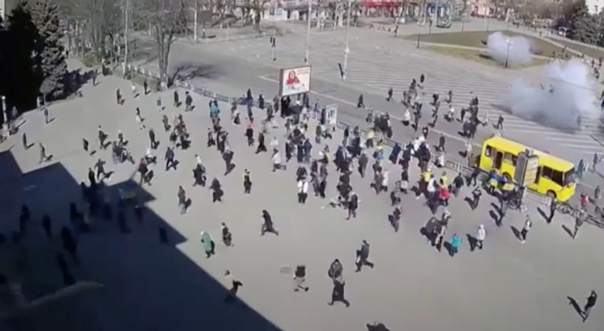 VIDEO Manifestaţie la Herson, dispersată cu tiruri de armă şi grenade lacrimogene