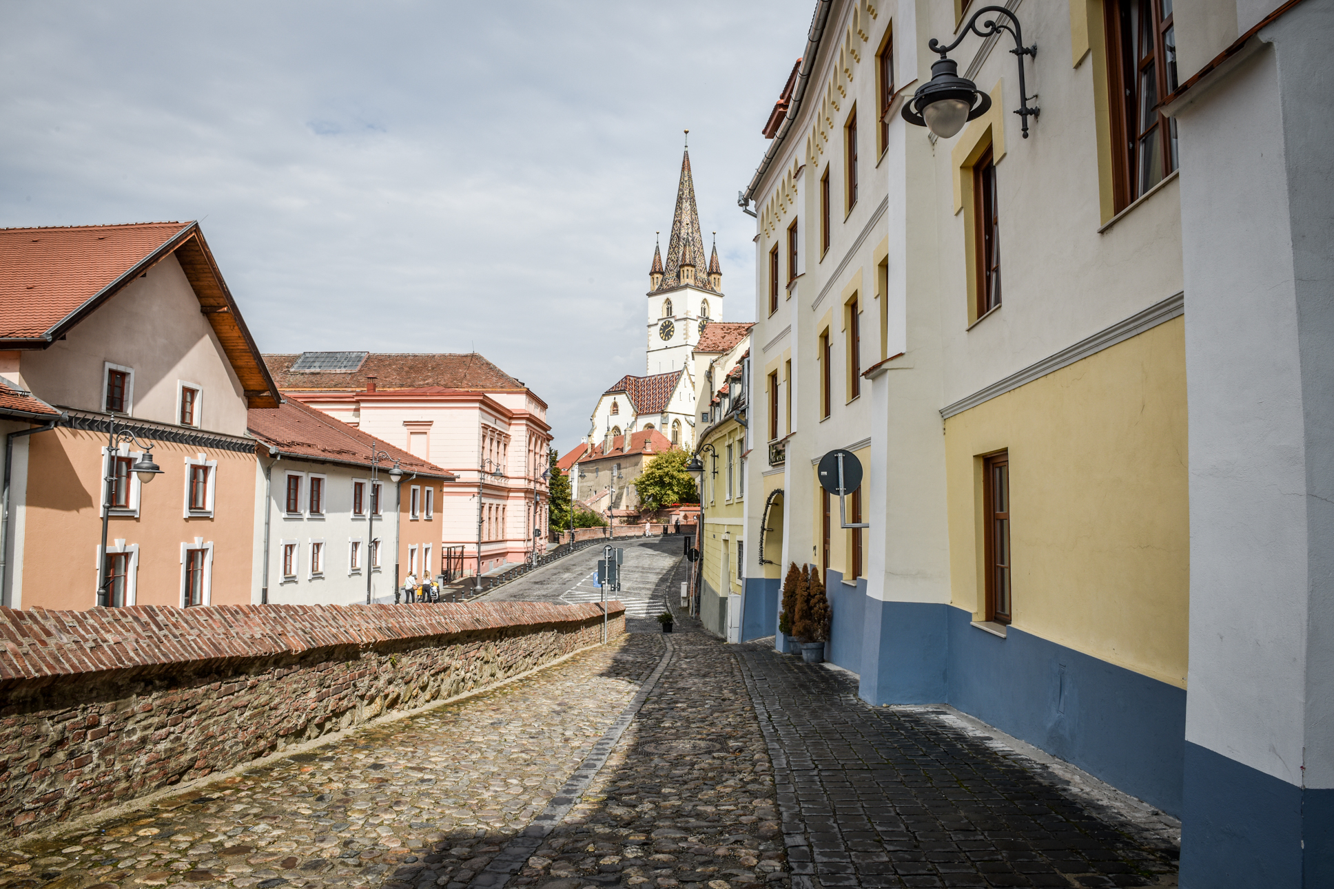 În sfârșit, străzile din Sibiu vor fi spălate. Primăria a început curățenia generală de primăvară