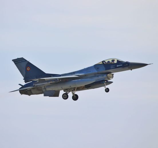 Aeronave ale Forţelor Aeriene Române au escortat un avion Turkish Airlines, în urma unei alerte cu bombă