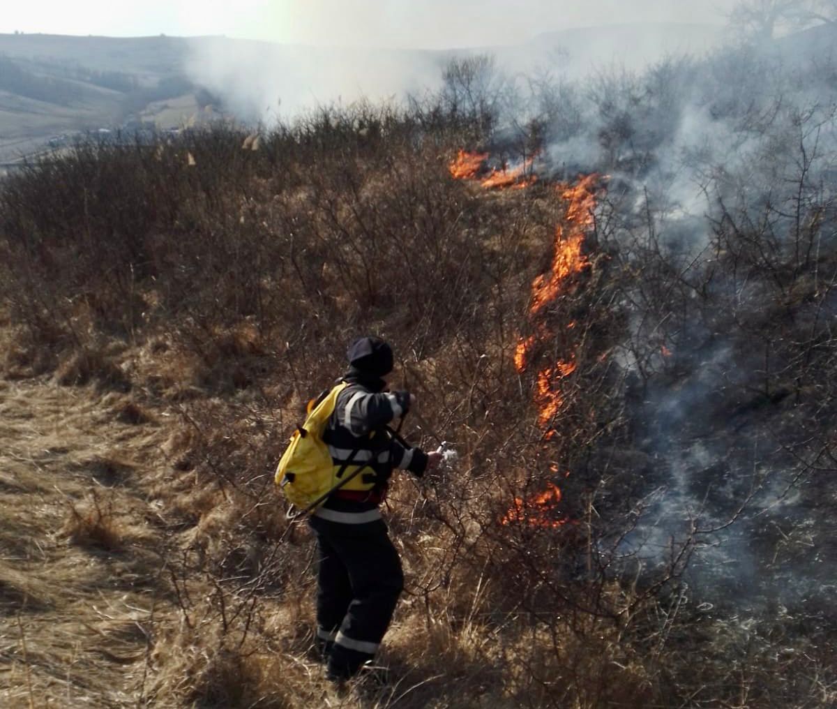 17 incendii într-o singură zi, în județul Sibiu. Au ars peste 70 de hectare de vegetație uscată