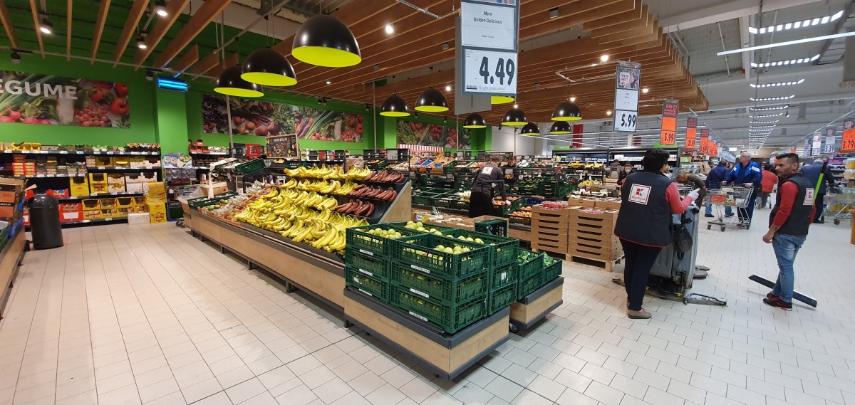 Kaufland retrage de la vânzare, din mai multe supermarketuri din Sibiu, un lot de fructe cu pesticide