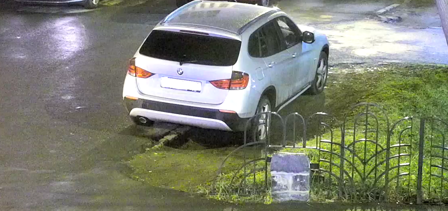 Șoferii filmați că au parcat pe spațiile verzi sunt amendați. 19 mașini au și fost ridicate în Sibiu de la începutul anului