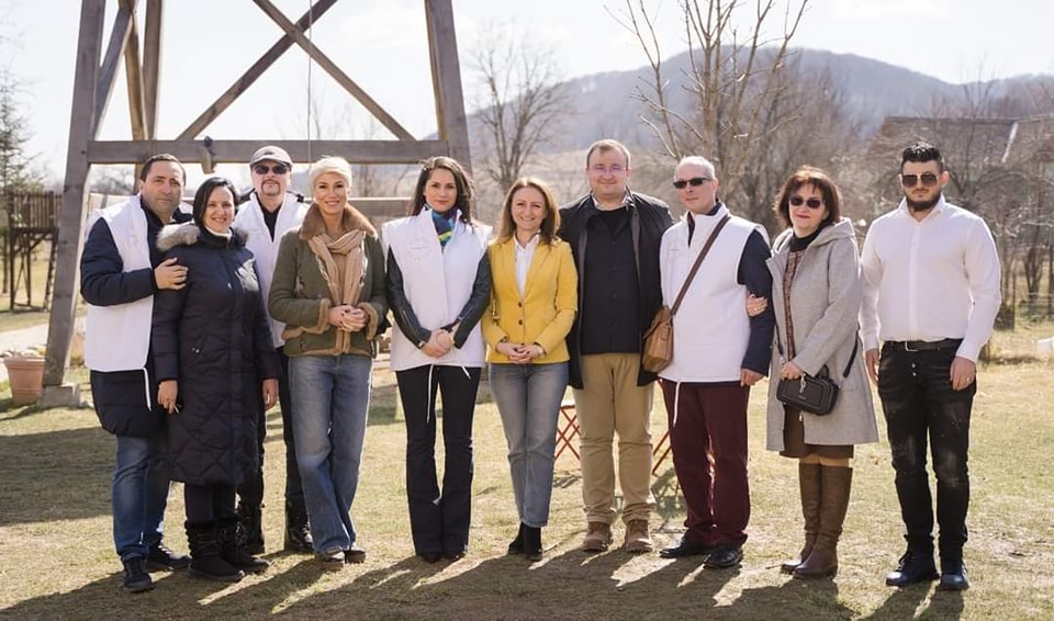 Ce-a căutat Raluca Turcan acolo? Liberalii, acuzați de propagandă pe seama orfanilor ucraineni