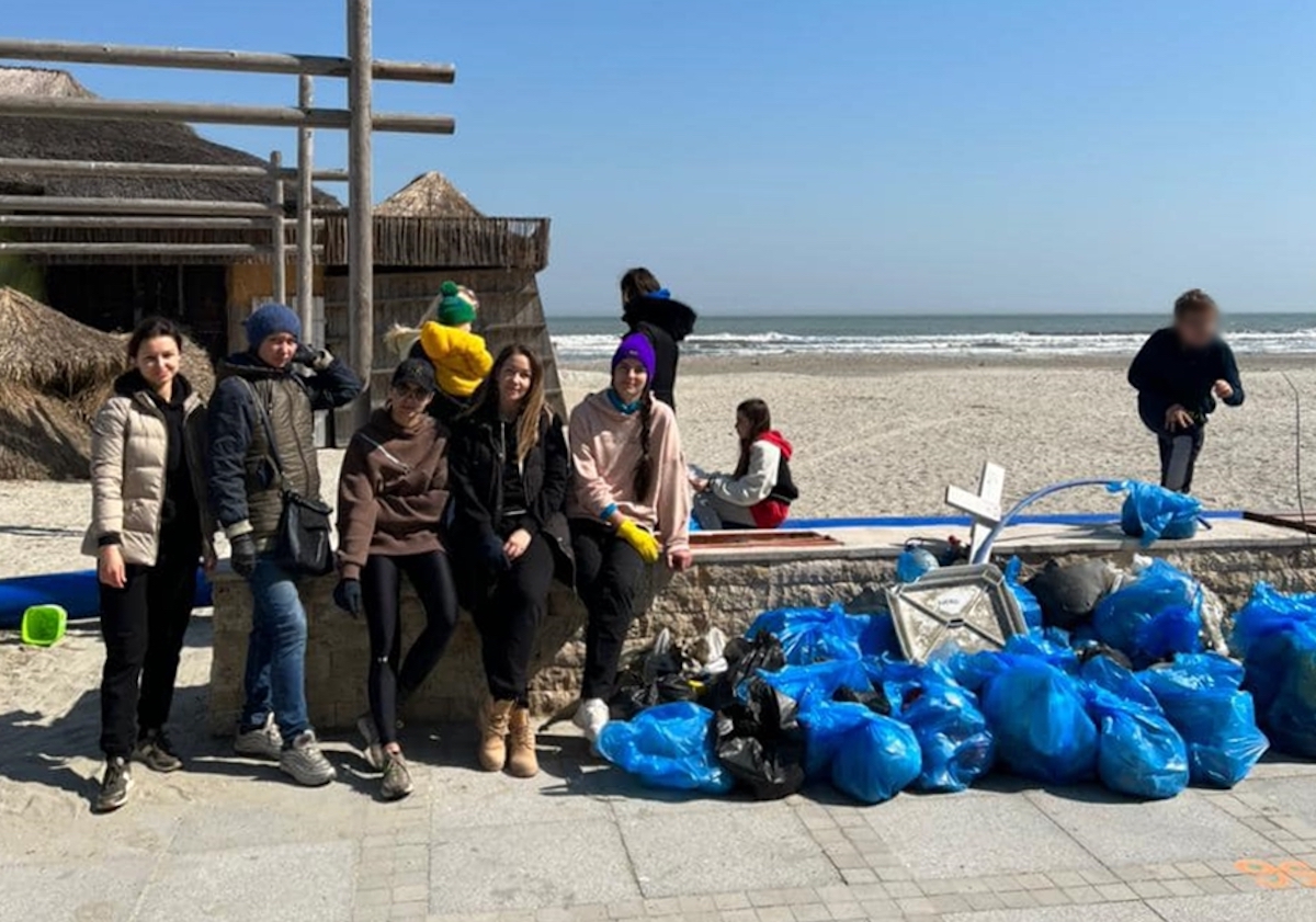 Un grup de refugiați din Odesa au curățat plaja din Mamaia