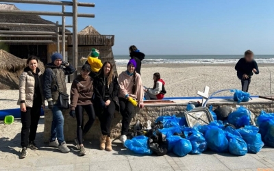 Un grup de refugiați din Odesa au curățat plaja din Mamaia