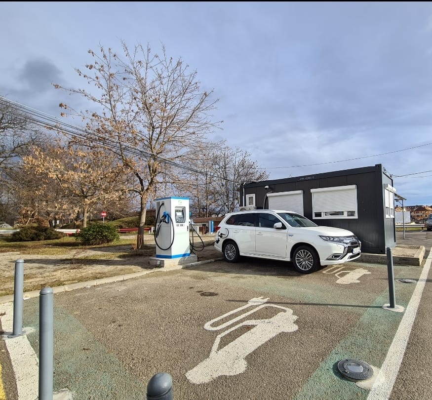 Sibiul înjumătățește tariful propus pentru încărcarea mașinilor electrice și lansează procedura de amplasare a zece stații