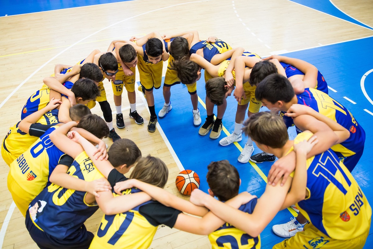 BC CSU Sibiu caută juniori. „Fă sport, bate mingea, hai la baschet!”