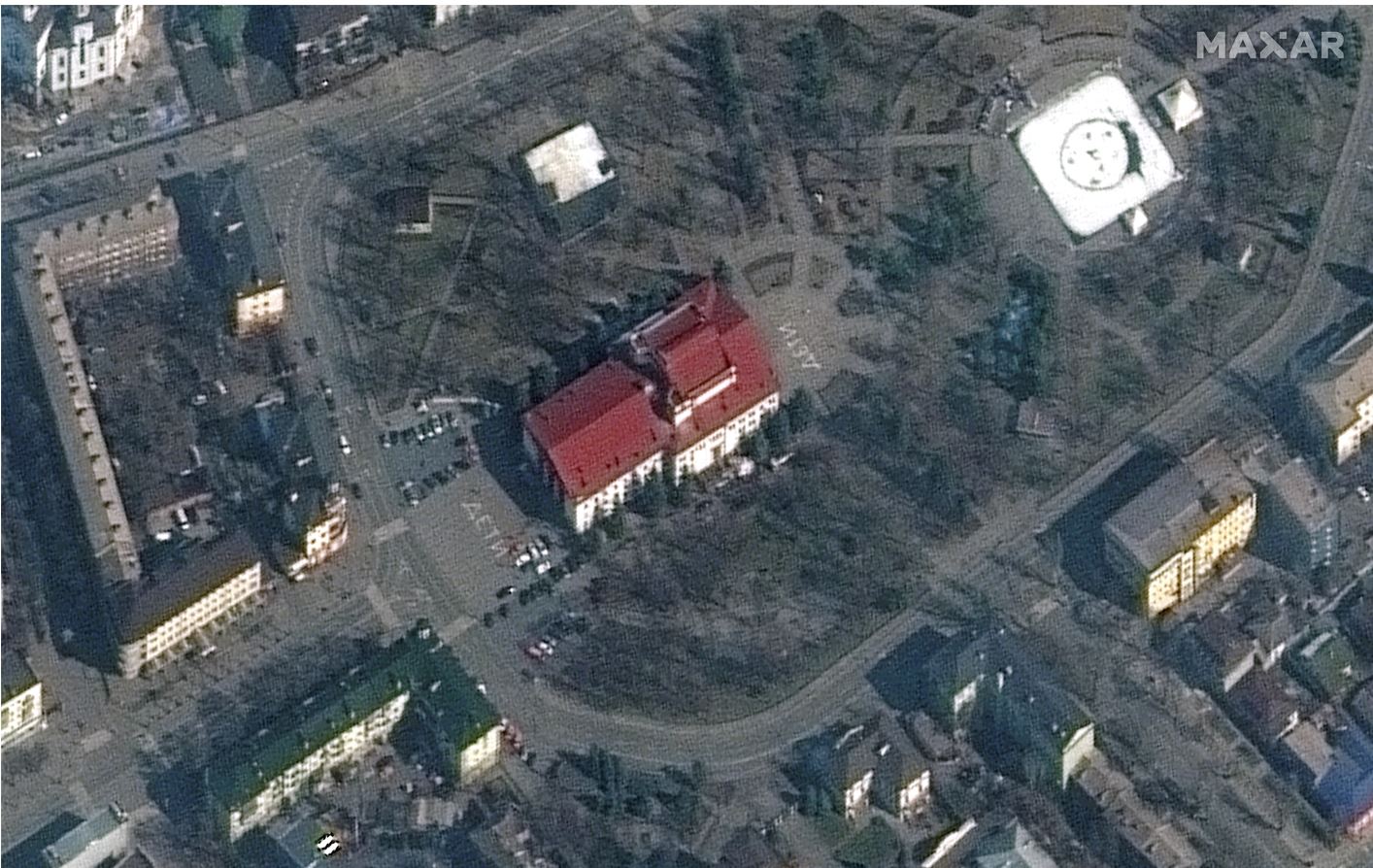 Autorităţile din Mariupol estimează că 300 de persoane au murit în atacul forţelor ruse asupra teatrului