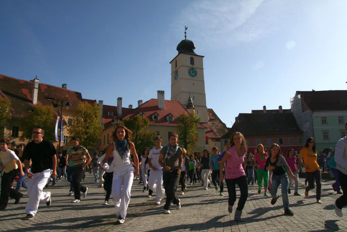 Sibienii sunt invitați să participe la realizarea celui mai mare flash mob dance din România