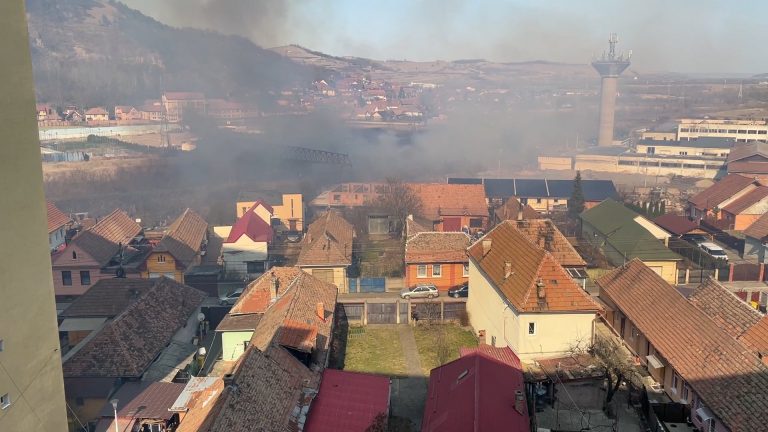 VIDEO Acoperișul ștrandului din Mediaș a luat foc de la un incendiu de vegetație uscată