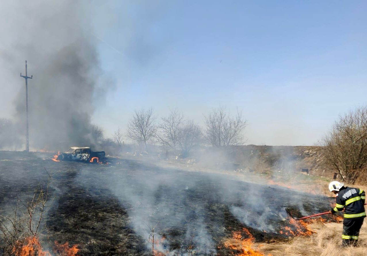 FOTO Mașini abandonate pe câmp, distruse într-un incendiu de vegetație uscată, în zona Preot Bacca