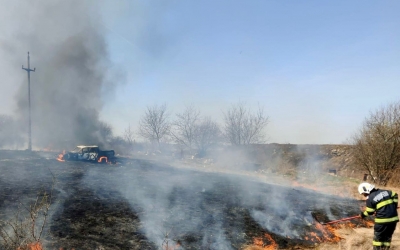 FOTO Mașini abandonate pe câmp, distruse într-un incendiu de vegetație uscată, în zona Preot Bacca