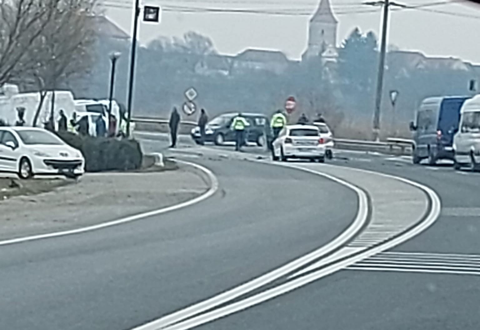 Carambol în Avrig. O șoferiță a lovit o mașină și o autoutilitară, după ce nu a acordat prioritate