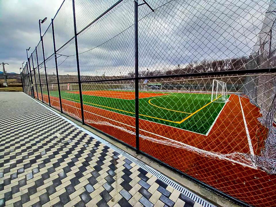Bază sportivă modernă la Sadu. Copiii au primit lecții gratuite de tenis de câmp