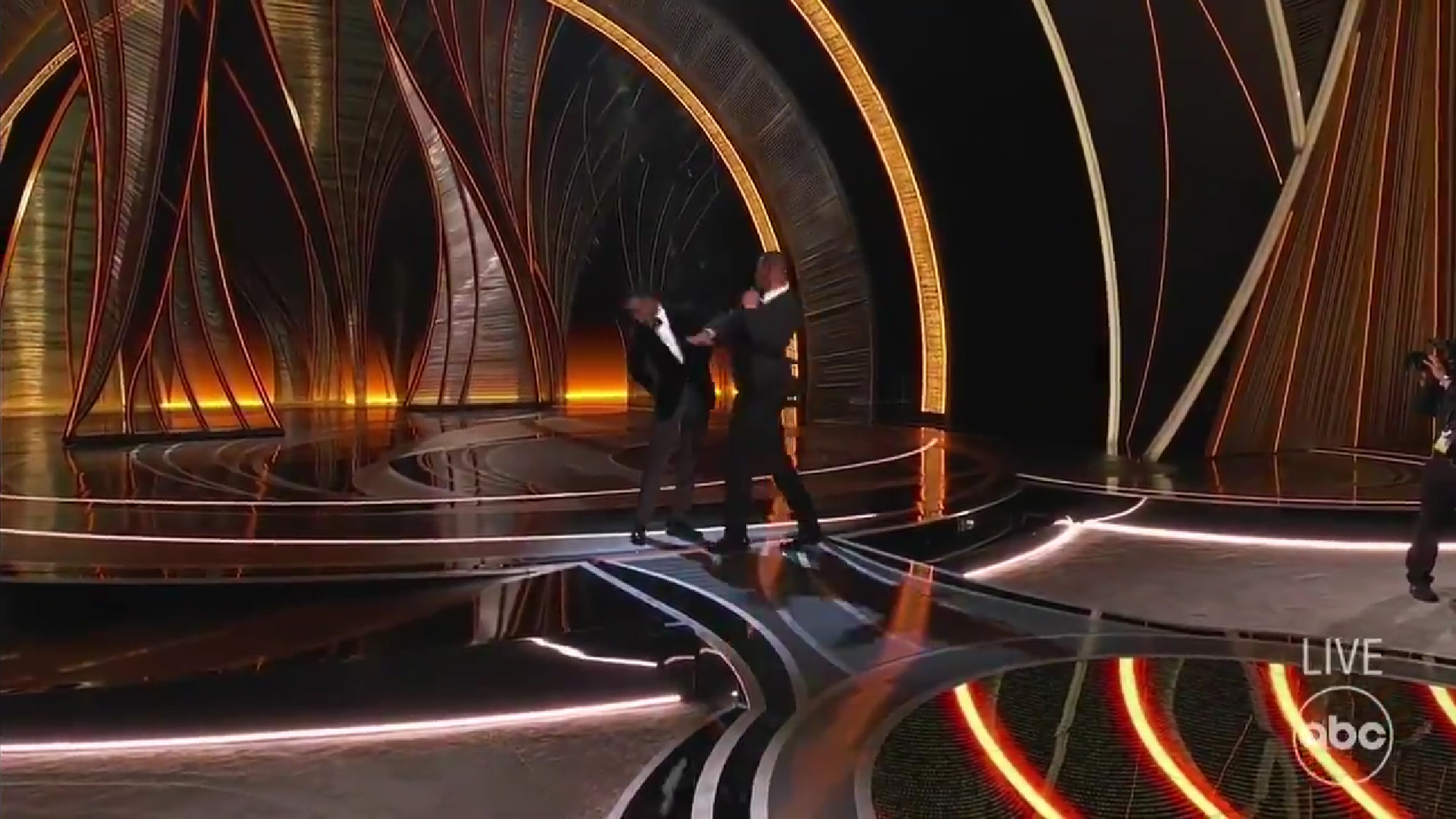 Will Smith i-a cerut scuze lui Chris Rock pentru că l-a pălmuit la premiile Oscar