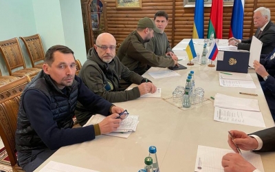 A început o nouă rundă a negocierilor dintre Ucraina şi Rusia