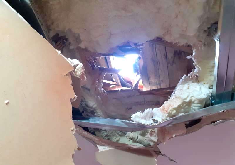 S-a elucidat misterul: bolovanul de peste 40 de kg căzut într-o casă din Hunedoara provenea dintr-o explozie de la un km distanță