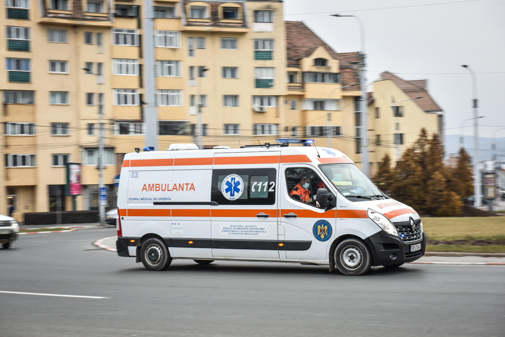 Femeie lovită de mașină în timp ce trecea strada, pe Rusciorului