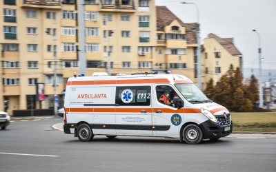 Femeie lovită de mașină în timp ce trecea strada, pe Rusciorului