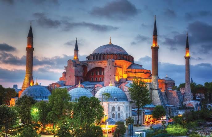 Rugăciuni nocturne specifice Ramadanului vor fi rostite după 88 de ani în Hagia Sofia, Turcia