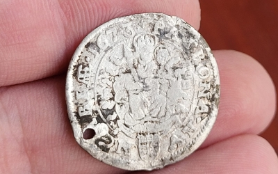 FOTO Monedă din secolul 17 găsită de doi tineri, în apropierea orașului Sibiu