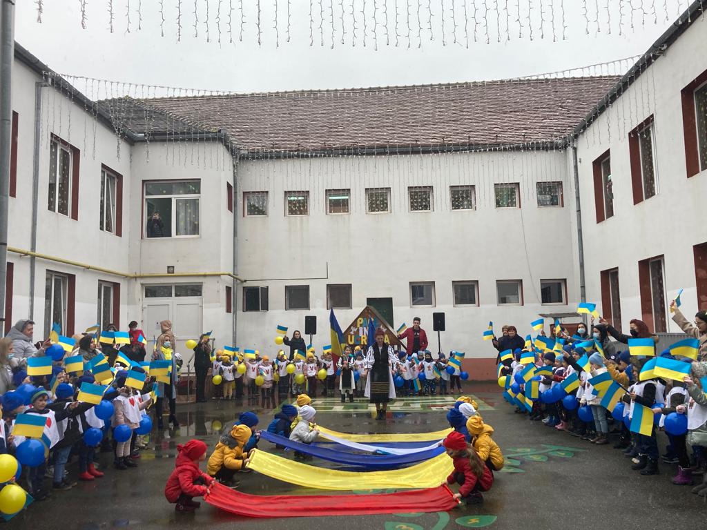 VIDEO Spectacol emoționant pentru Ucraina, la o grădiniță din Sibiu. „Le-am explicat copiilor ce se întâmplă cu prietenii noștri”
