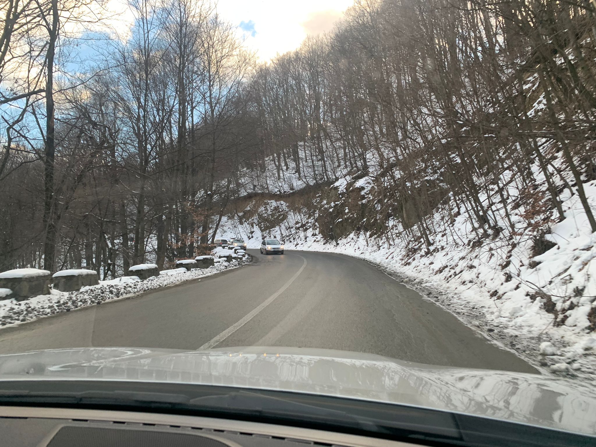 Drumul spre Păltiniș: Umed, cu polei