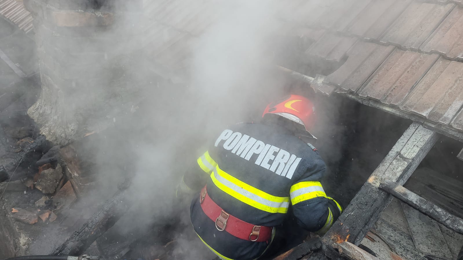 Incendiu la acoperișul unei anexe gospodărești din Târnava. Focul s-a extins la casa vecină