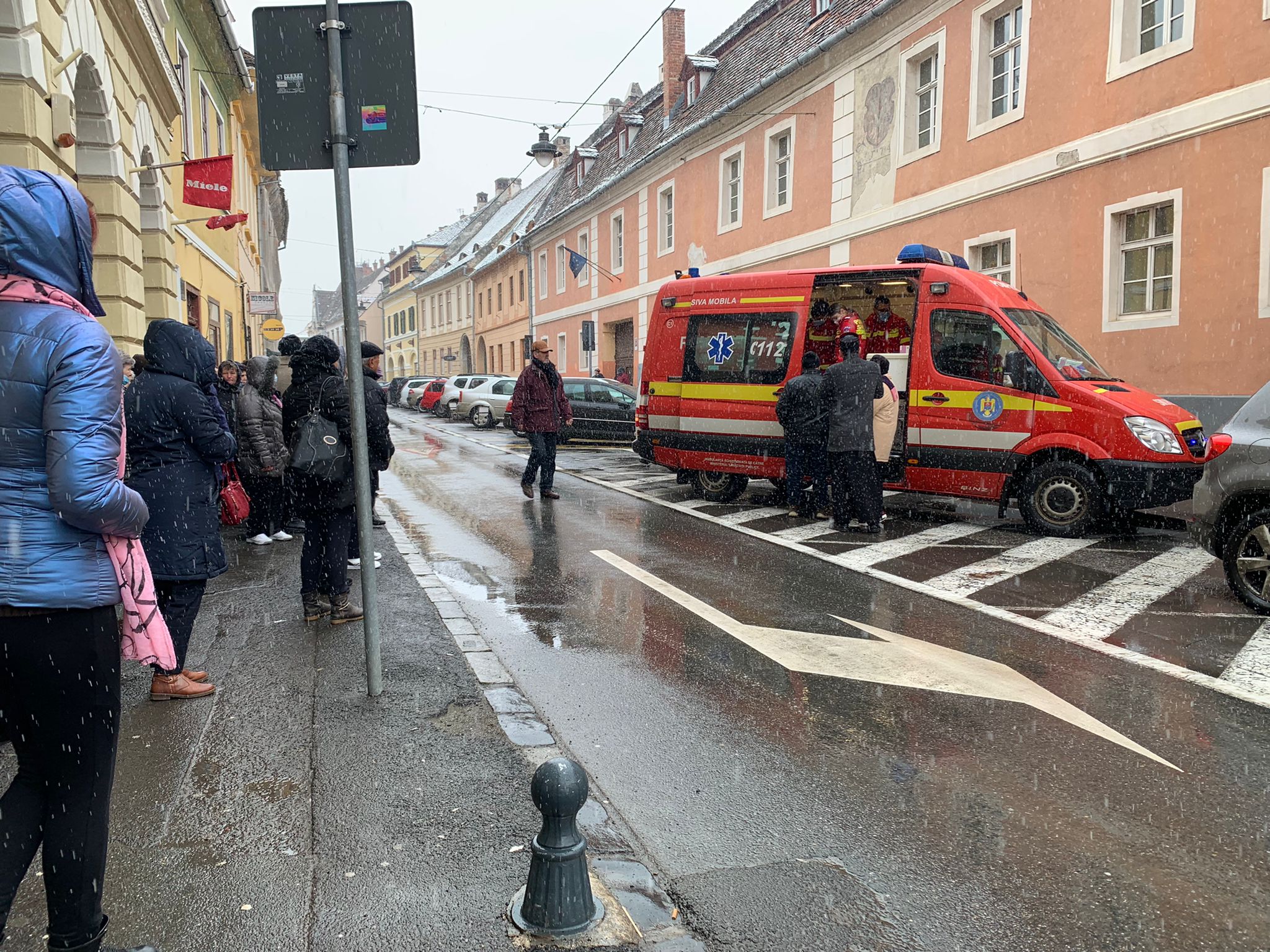 Capcane pentru turiști: O femeie a ajuns la spital după ce s-a împiedicat în centrul Sibiului