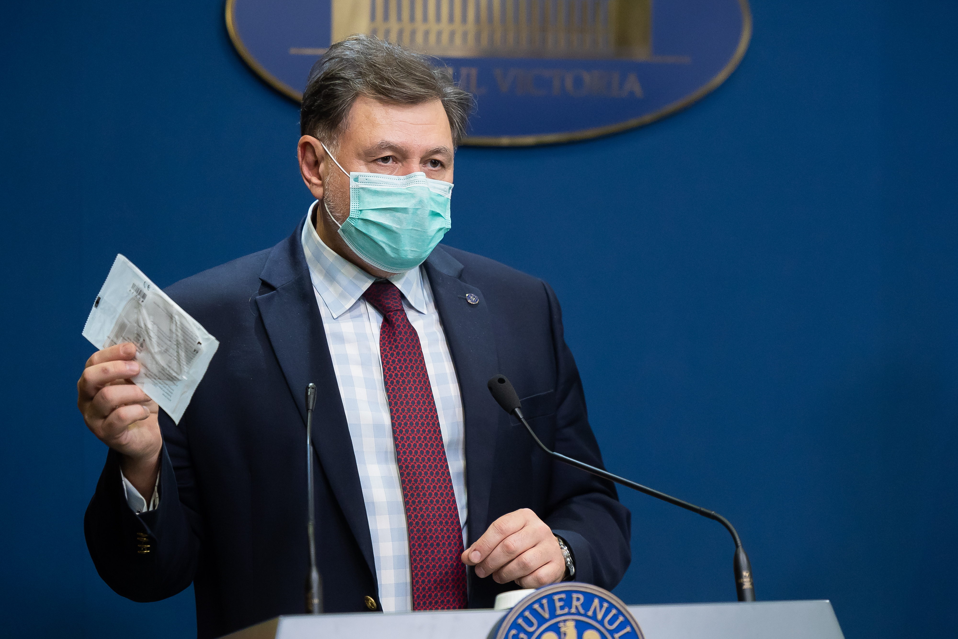 Rafila: e de bun-simț să te izolezi dacă esti bolnav, nu trebuie neapărat să vină cineva să te verifice şi să te amendeze