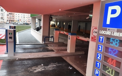VIDEO Cu parcare gratuită, de cinci milioane de euro, tot în drum și pe trotuare își lasă unii sibieni mașinile. Poliția a început să le ridice