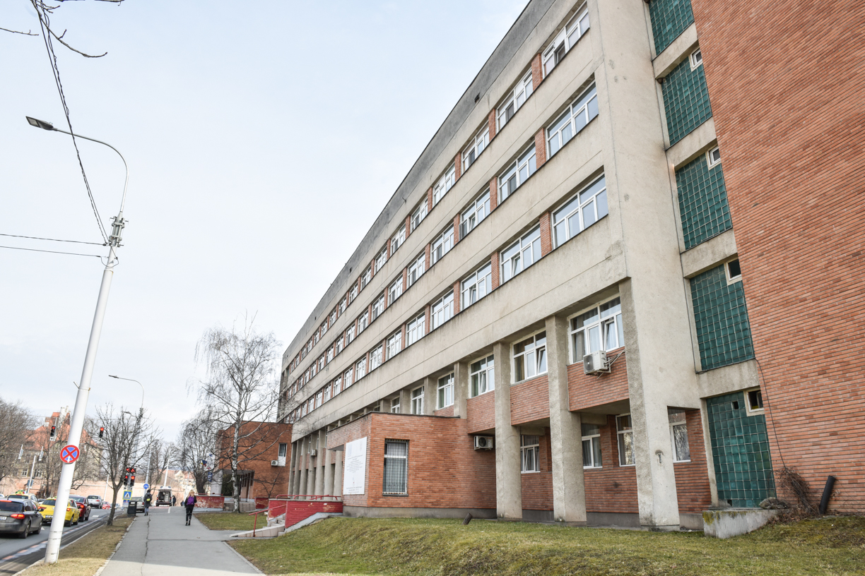 Camera Deputaţilor: Personalul sanitar încadrat fără concurs pe perioada stării de alertă poate rămâne pe post