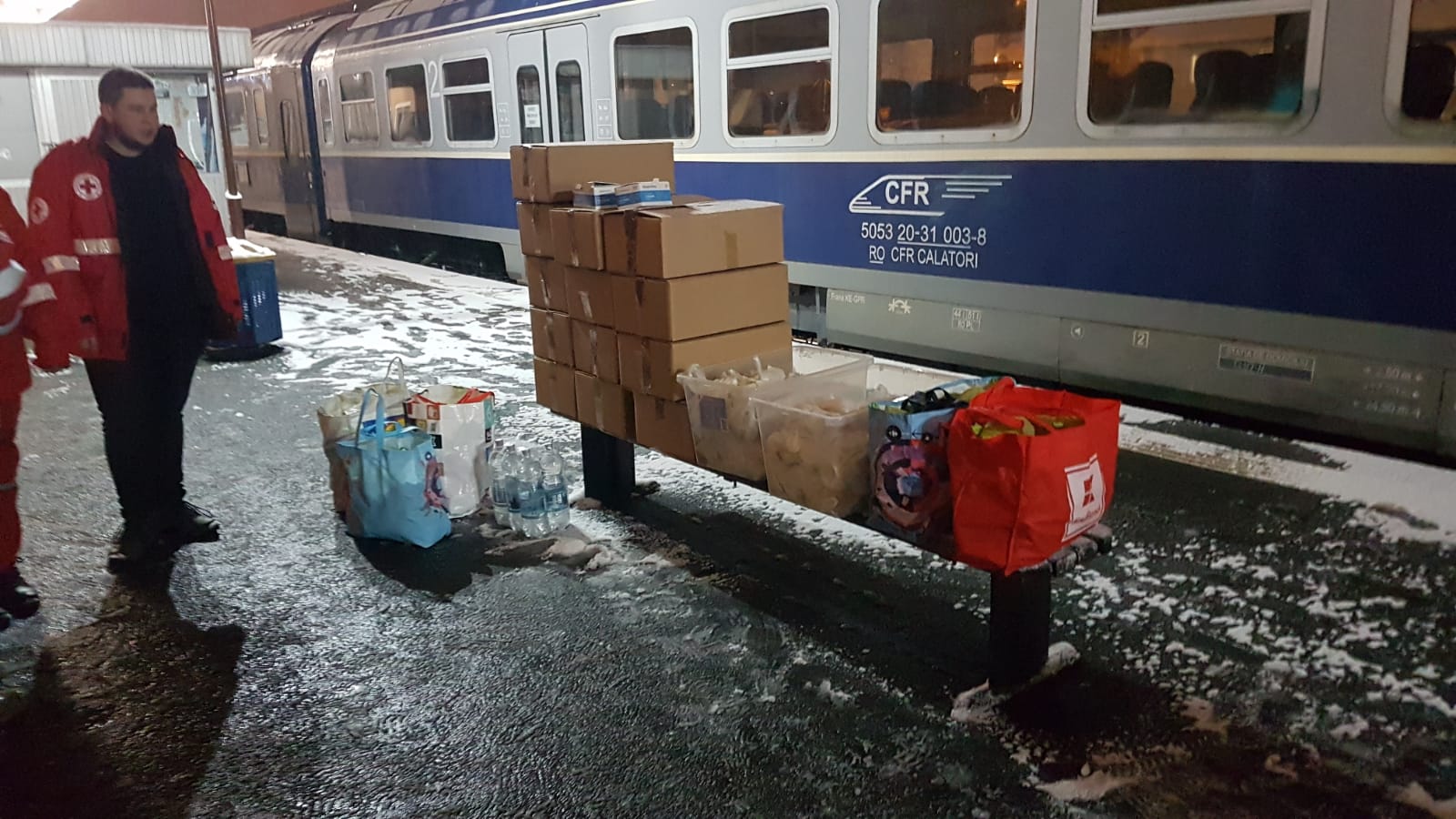 Un tren cu 350 de ucraineni a trecut prin Sibiu. Voluntarii Crucii Roșii au împărțit mâncare caldă